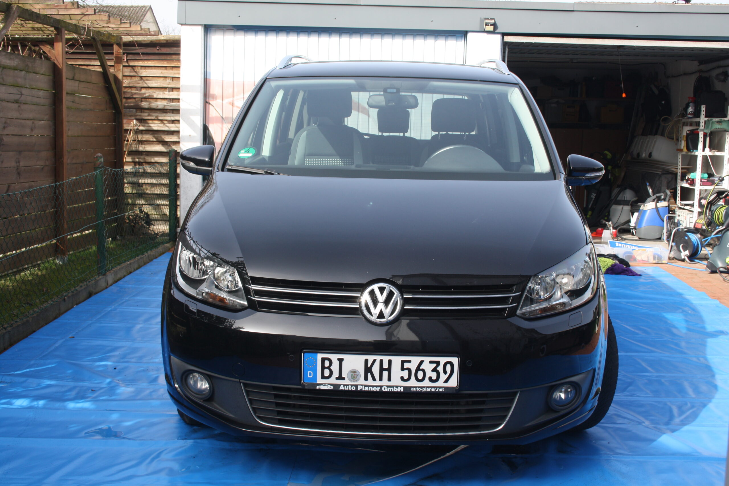 Frontansicht eines VW Touran nach der Verkaufsaufbereitung in Bielefeld
