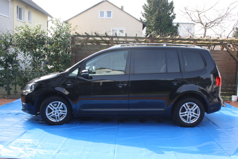 Aufbereiteter VW Touran nach der mobilen Autoaufbereitung bei M&M Detailing in Bielefeld