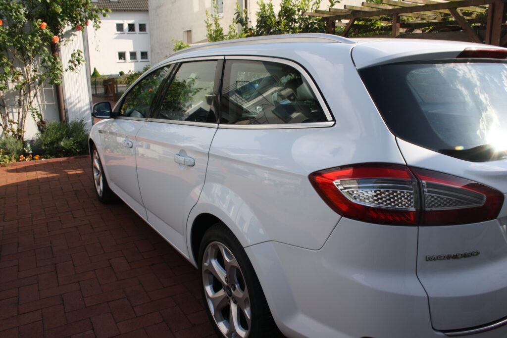Weißer Ford Mondeo Kombi nach der Autoaufbereitung durch M&M Detailing in Bielefeld