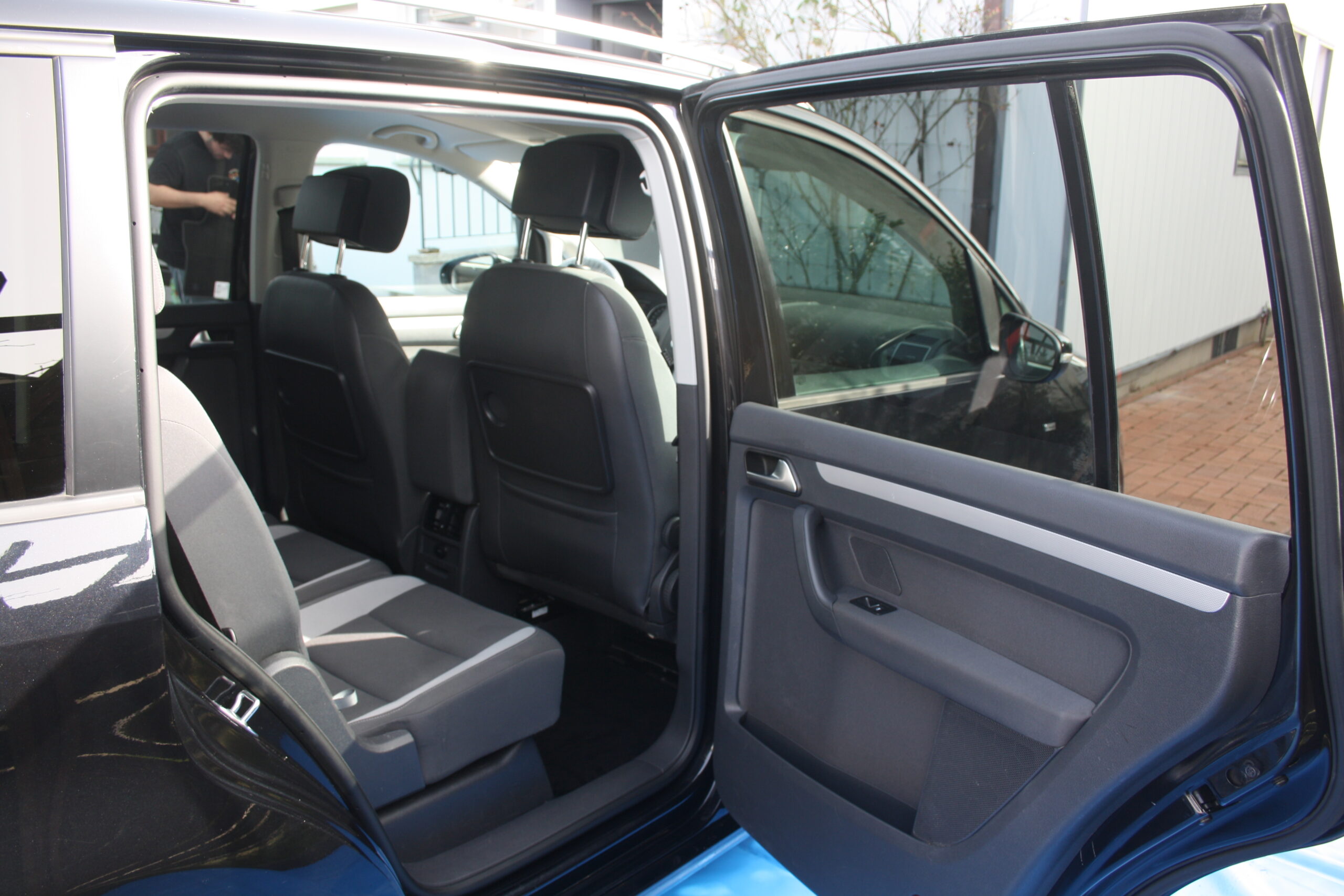 Umgeklappte, gereinigte R&uuml;ckbank eines VW Touran nach der Aufbereitung in Bielefeld