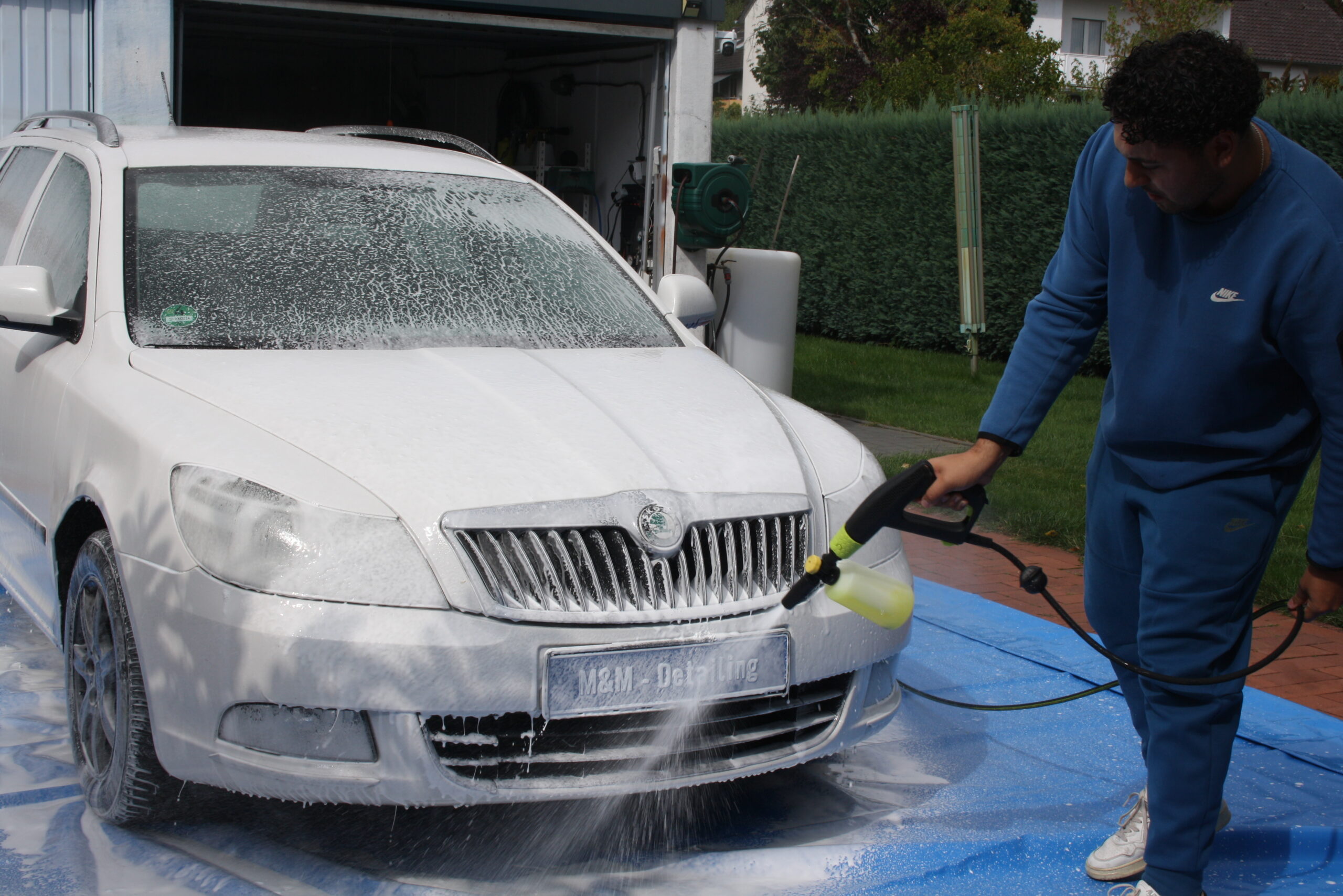Mobile Außenwäsche eines Skoda mit Reinigungsschaum durch M&M Detailing Bielefeld