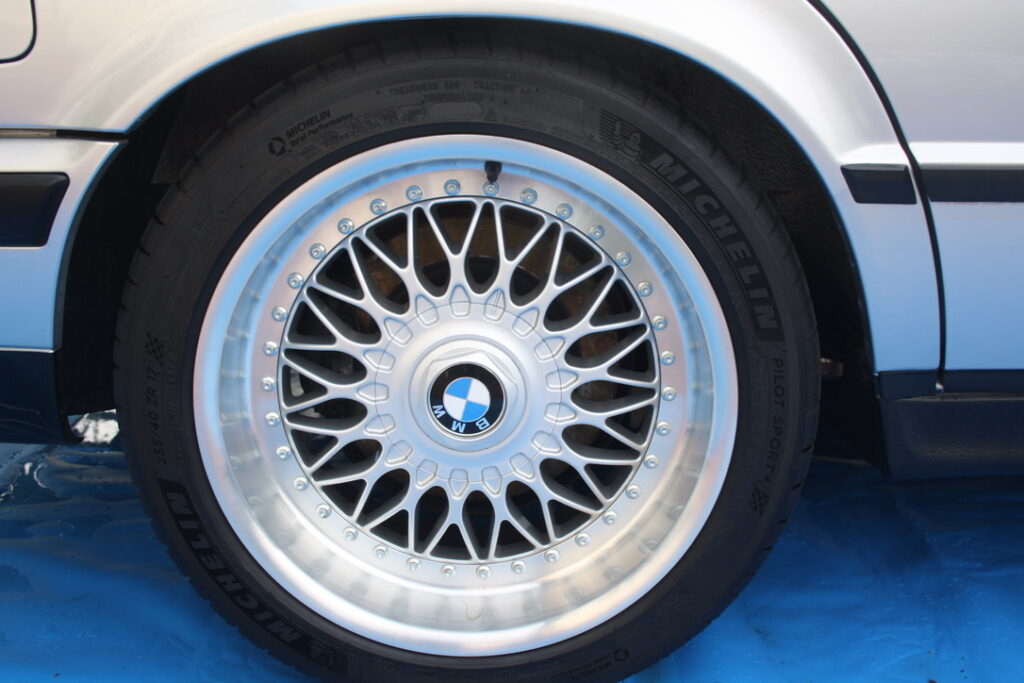 Glänzende BMW-Felge nach der Felgenreinigung durch M&M Detailing – Autoaufbereitung Bielefeld