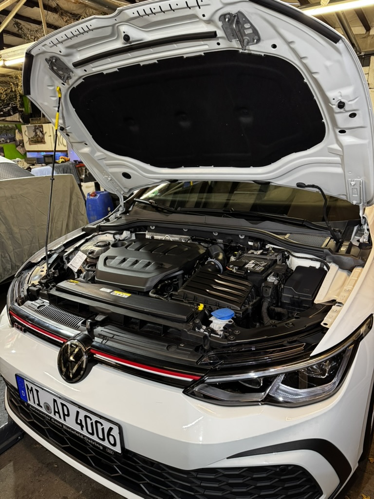 Geöffneter Motorraum eines VW Golf GTI bei der Fahrzeugaufbereitung durch M&M Detailing Bielefeld