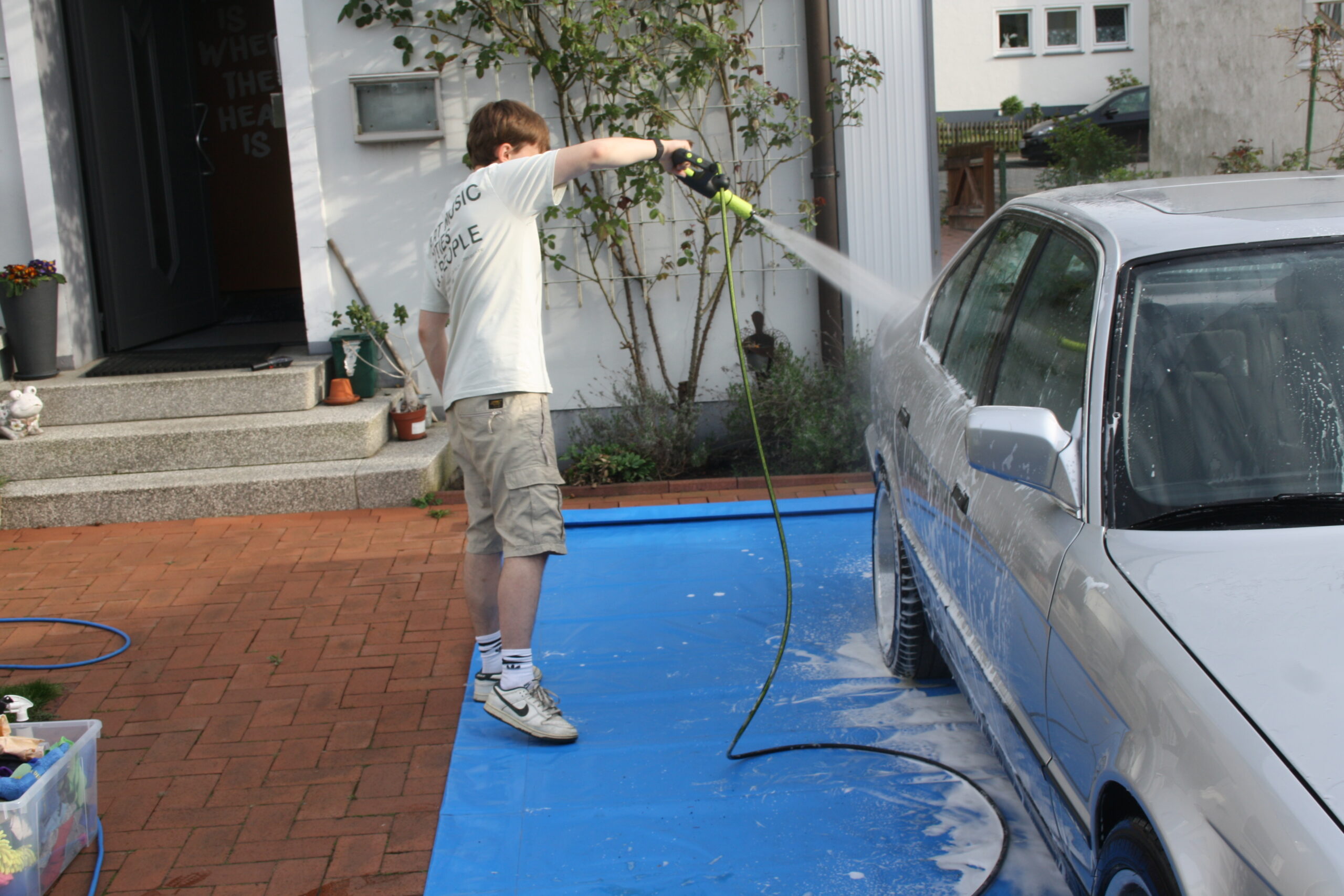 Fahrzeug abspülen nach der Handwäsche – mobile Autoaufbereitung von M&M Detailing