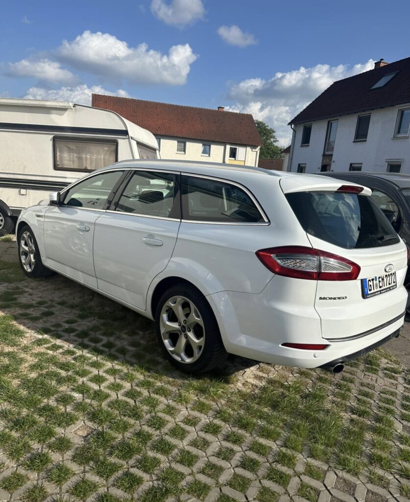 Weißer Ford Mondeo Kombi nach der Autoaufbereitung durch M&M Detailing in Bielefeld