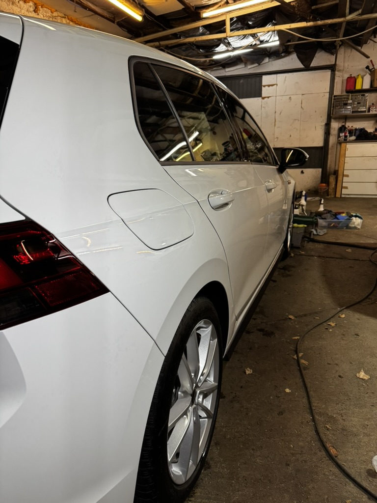 Detailreinigung bei mobiler Autoaufbereitung mit Spezialwerkzeugen für perfekte Ergebnisse am Fahrzeug
