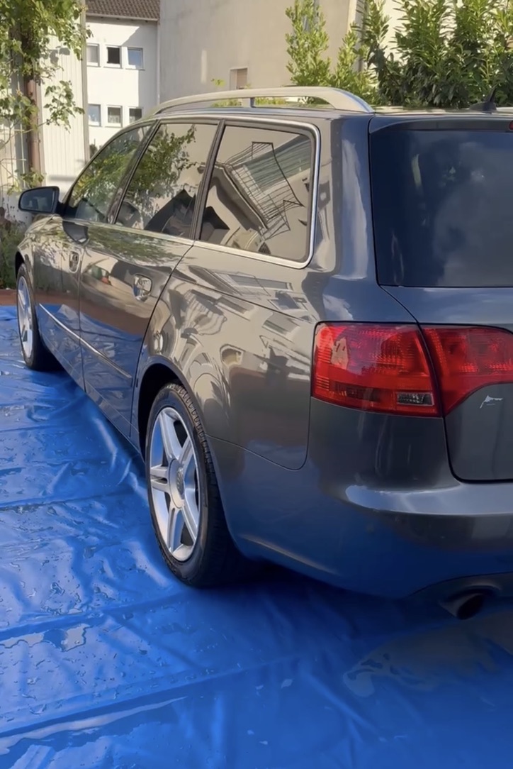 Deutlich sichtbare Kalkflecken und Wasserflecken Auto entfernen durch professionelle Lackpflege und Politur.