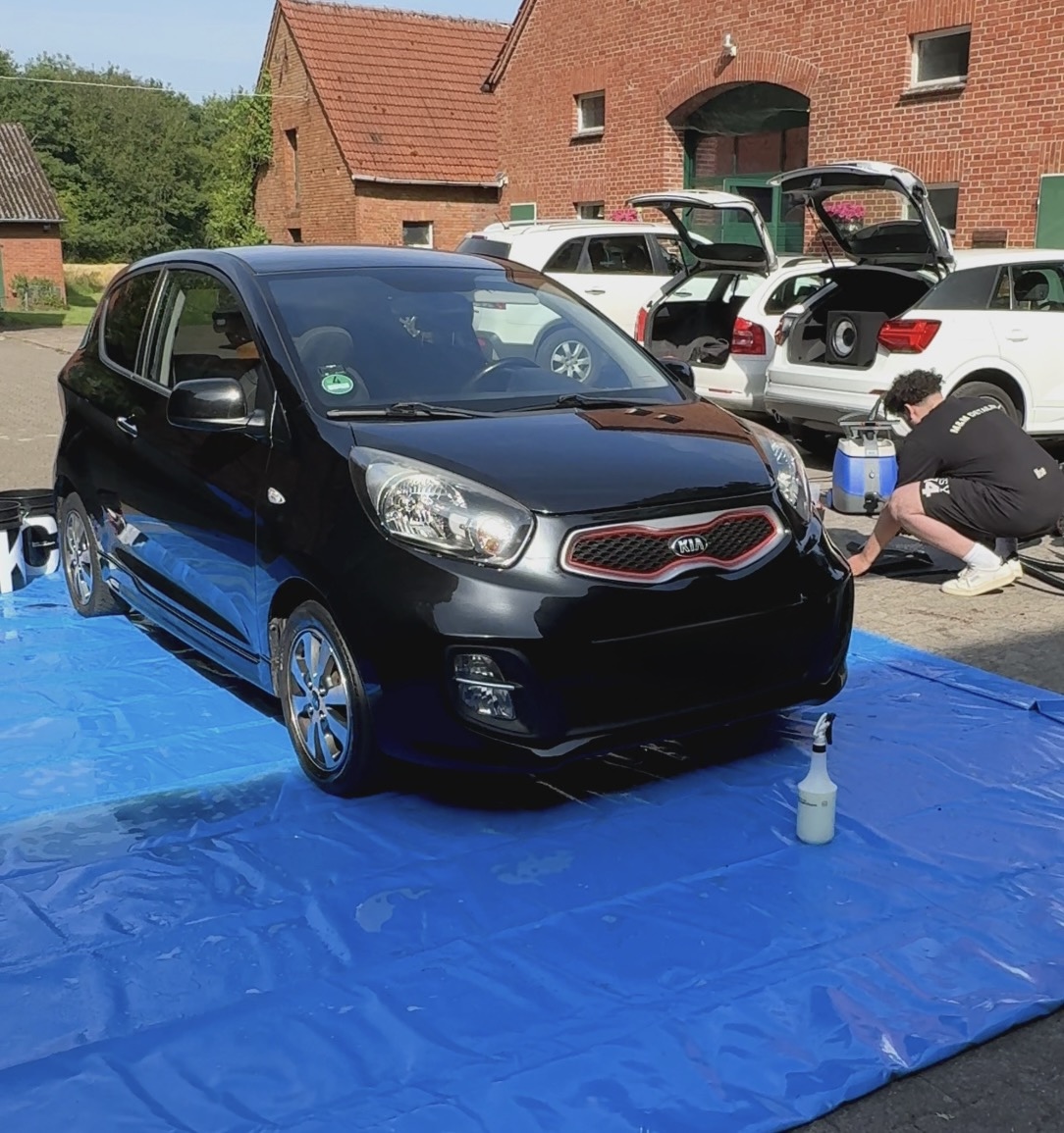 Fahrzeug glänzt nach mobiler Autoaufbereitung mit Handwäsche, Politur und professioneller Lackversiegelung