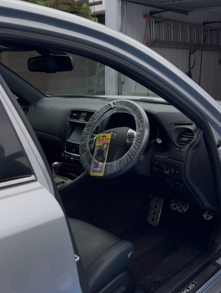 Gereinigter Fahrzeuginnenraum mit Lenkrad und Cockpit nach der Aufbereitung durch M&M Detailing Bielefeld
