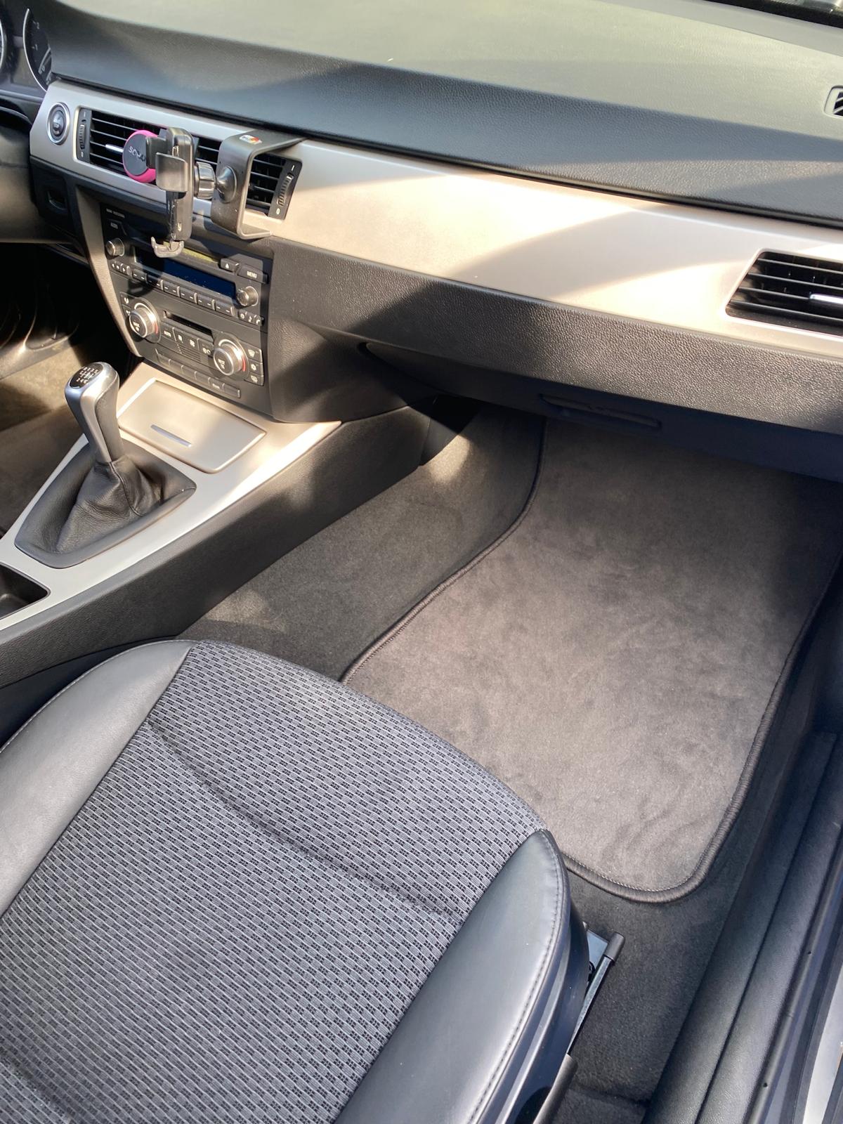 Professionelle Polsterreinigung beim Autositze reinigen durch Fachbetrieb mit Spezialgeräten für tiefenreine Ergebnisse garantiert.