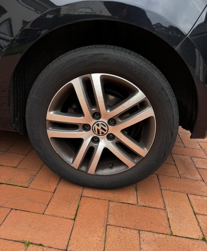 Bei der Auto Frühjahrspflege wird der Innenraumfilter gewechselt, um Pollen effektiv zu filtern.