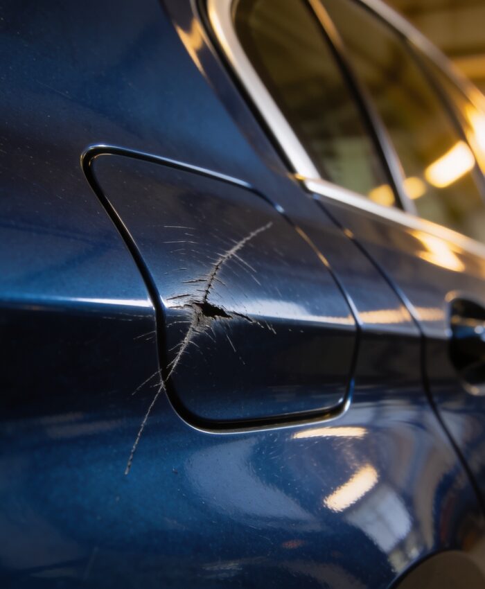 Professionelles Kratzer Auto entfernen Bielefeld mit Poliermaschine an weißem Fahrzeuglack durchgeführt.