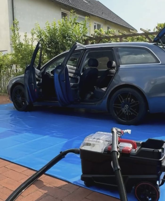 Schimmel Auto entfernen mit Spezialreiniger und Bürste für saubere Polster und Innenraum