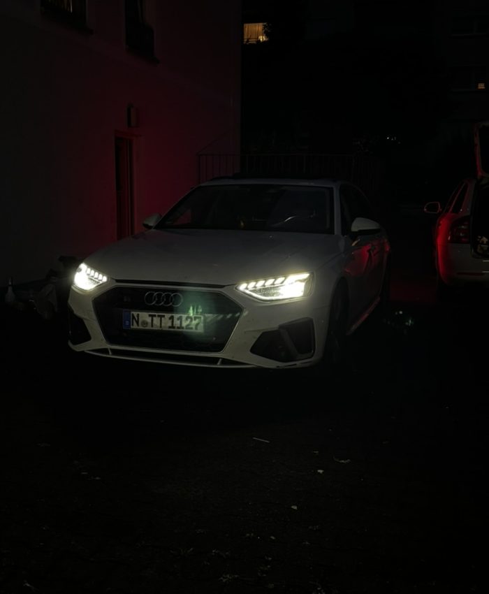 Vergilbte Autoscheinwerfer vor dem Scheinwerfer polieren Bielefeld zeigen deutliche Verschmutzungen und Trübungen auf.