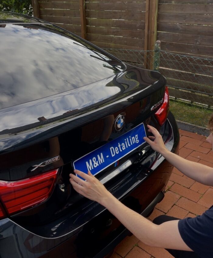 Detaillierte Innenraumreinigung beim Auto aufbereiten vor Verkauf steigert den Wert des Fahrzeugs erheblich.
