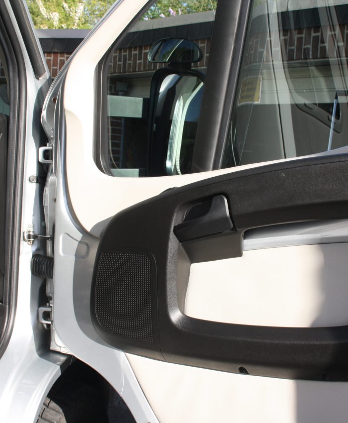 Professionelle Wohnmobil Pflege zeigt die gründliche Reinigung des kompletten Innenraums vor der Aufbereitung.
