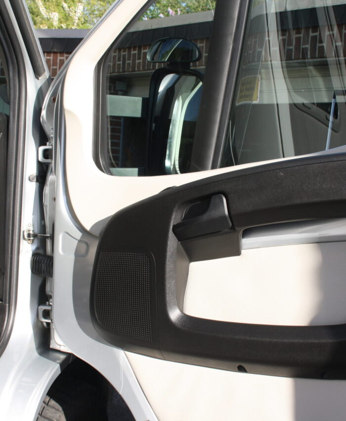 Professionelle Wohnmobil Pflege zeigt die gründliche Reinigung des kompletten Innenraums vor der Aufbereitung.